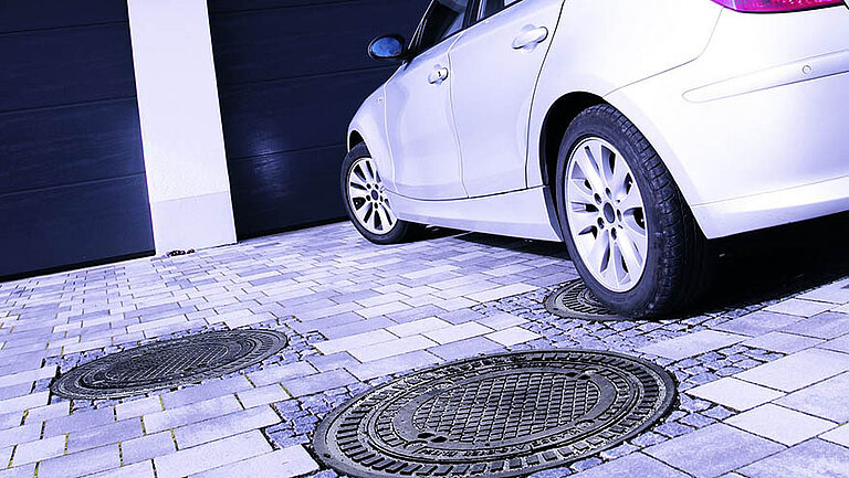 Backwater chamber in a garage entrance Backwater chamber in a garage entrance