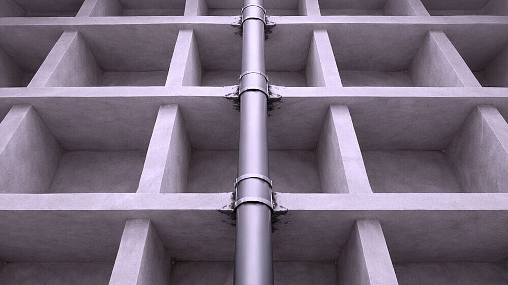 Illustration of a ceiling opening A schematic diagram of a pipe running upwards through several floor slabs.