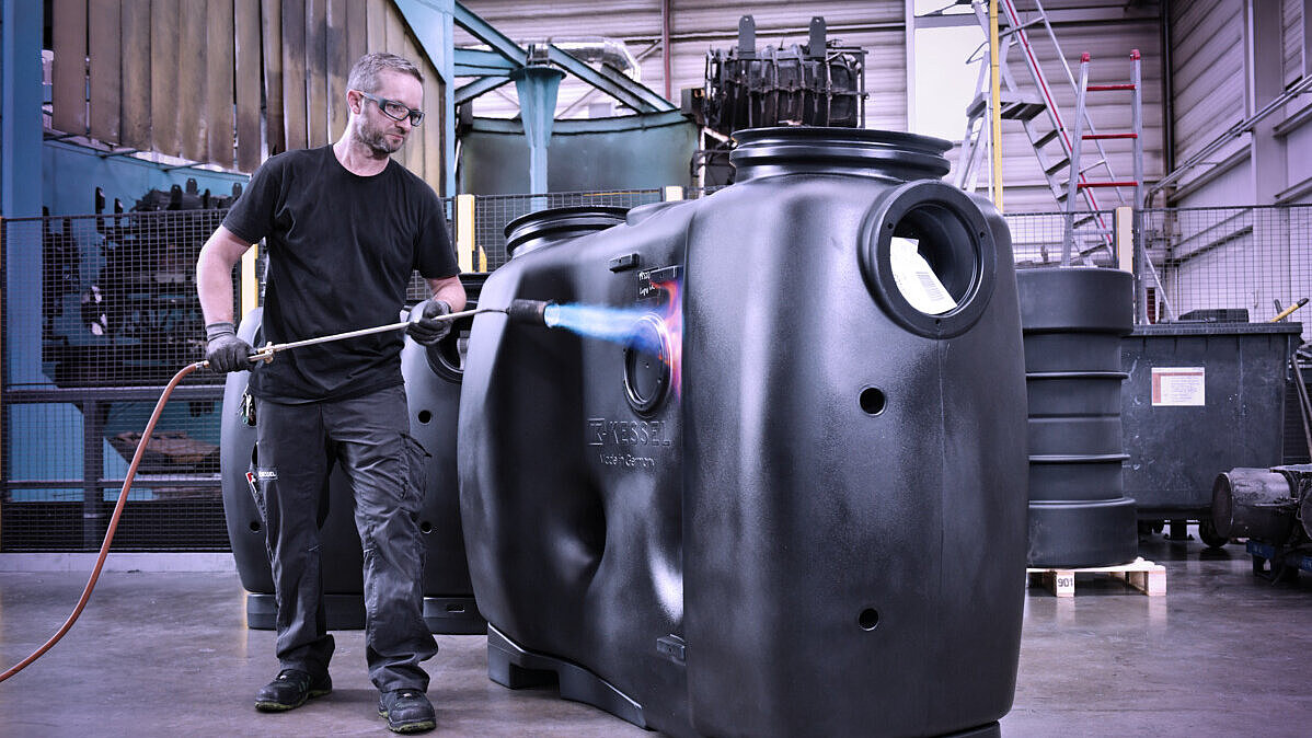 System construction, employee flames the grease separator System construction, employee flames the grease separator